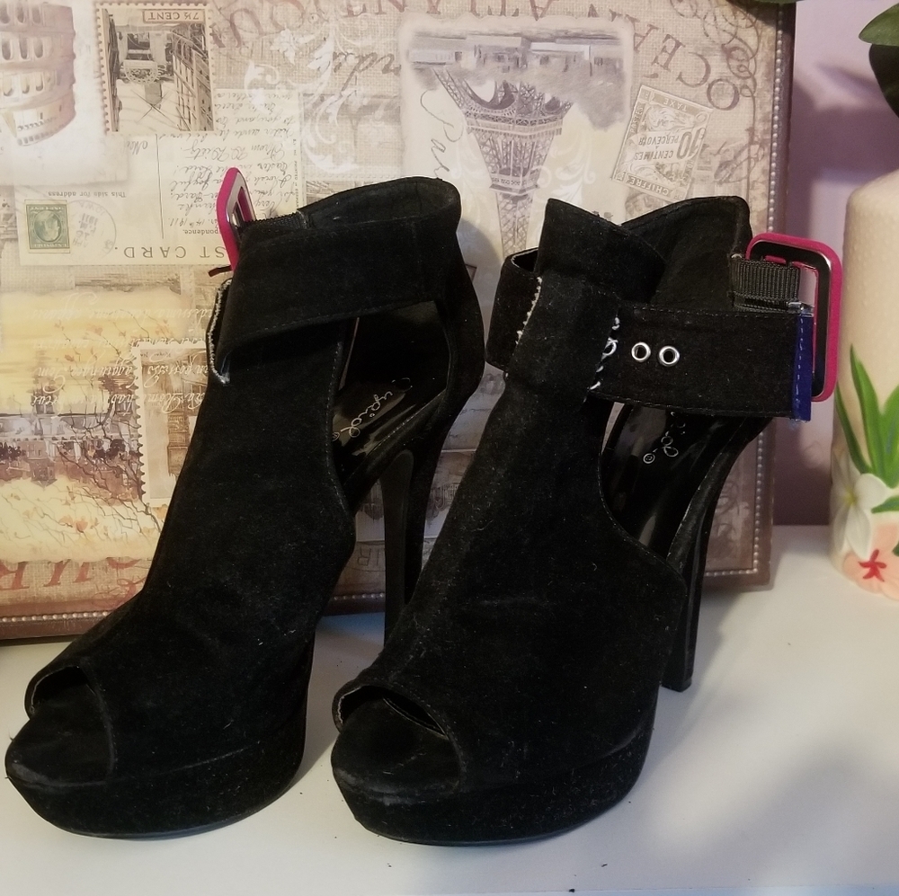 Black heeled boots
